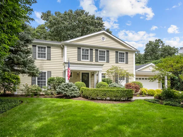 777 Cherokee Rd, Lake Forest, IL 60045