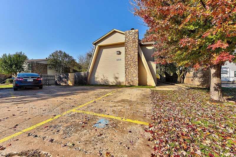 1st image of 308 Vicksburg Cir APT C