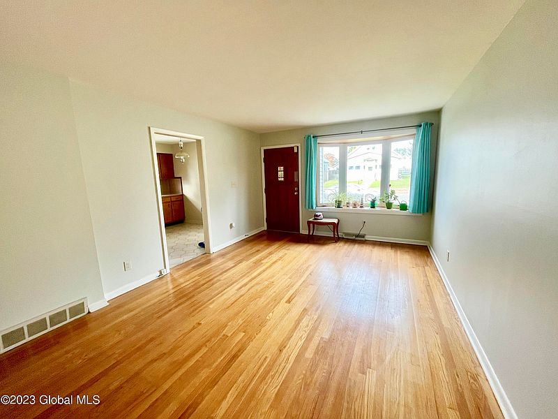 4th image of 33 Lockrow Boulevard