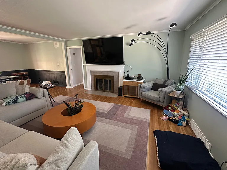 2352 Beverly Pl — Photo 3