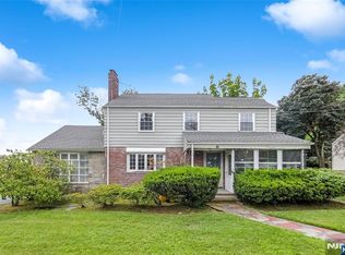 16 Vandelinda Ave, Teaneck, NJ 07666