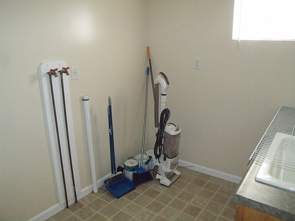 1st floor laundry hook ups