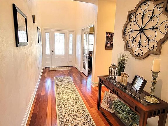 2nd image of 1049 Blackthorne Dr