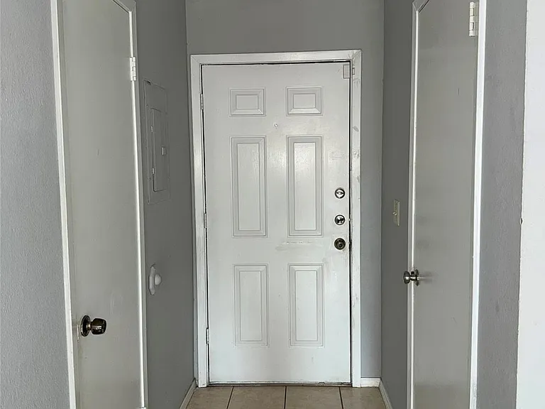 732 W Collins St — Photo 3