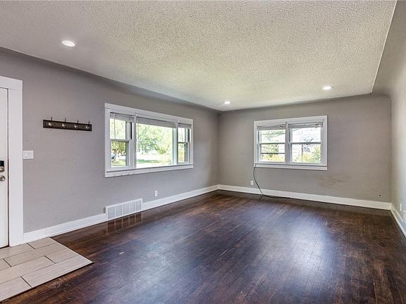 4th image of 910 Burlington Ave