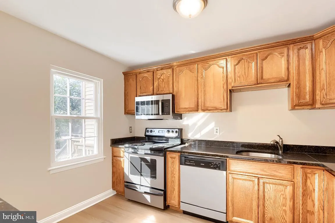 3 bed, 1400 sqft, $2,700 — Photo 4
