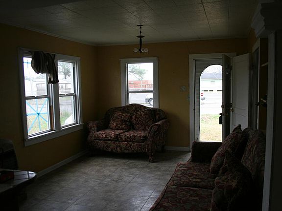 3rd image of 403 Eaton Dr