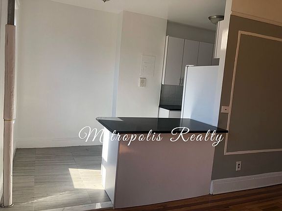 4th image of 2357 33rd St APT B5