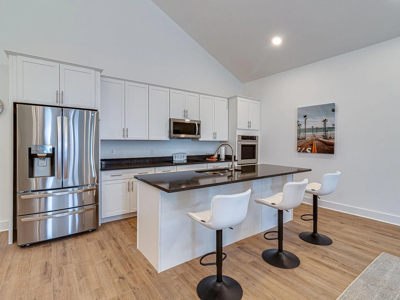 3 bed, 2070 sqft, $3,995 — Photo 4