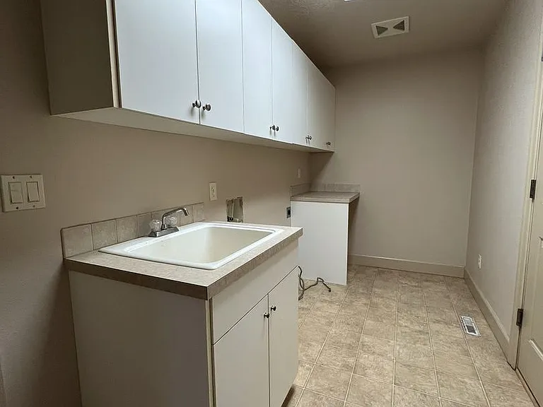 811 E Knoll Ct — Photo 45