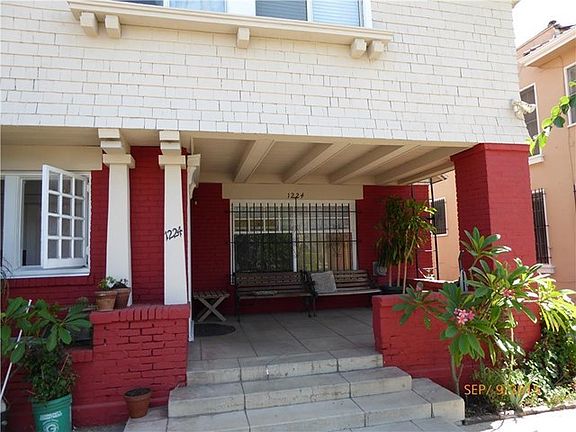 Main floor - entrance with steps