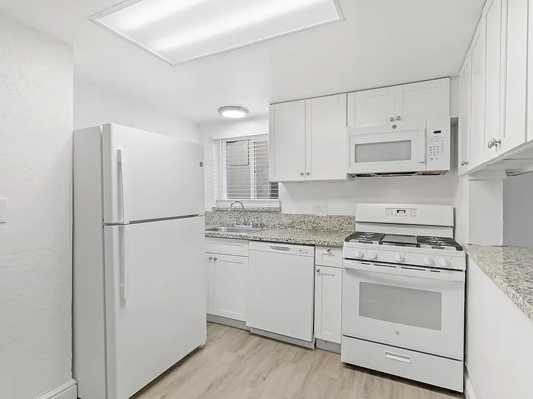 520 Solano St — Photo 6