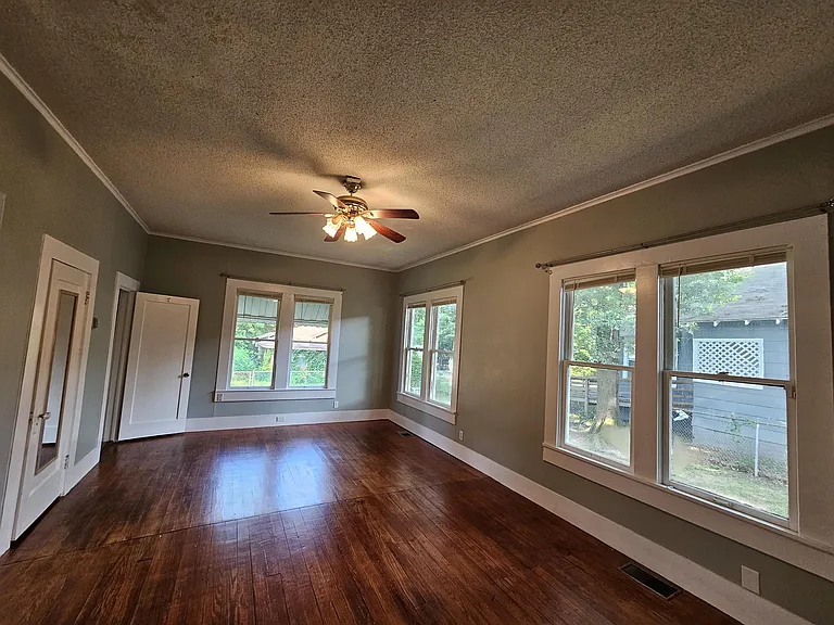 2312 Pecan St — Photo 6