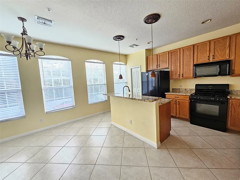 2927 Pointeview Dr — Photo 2