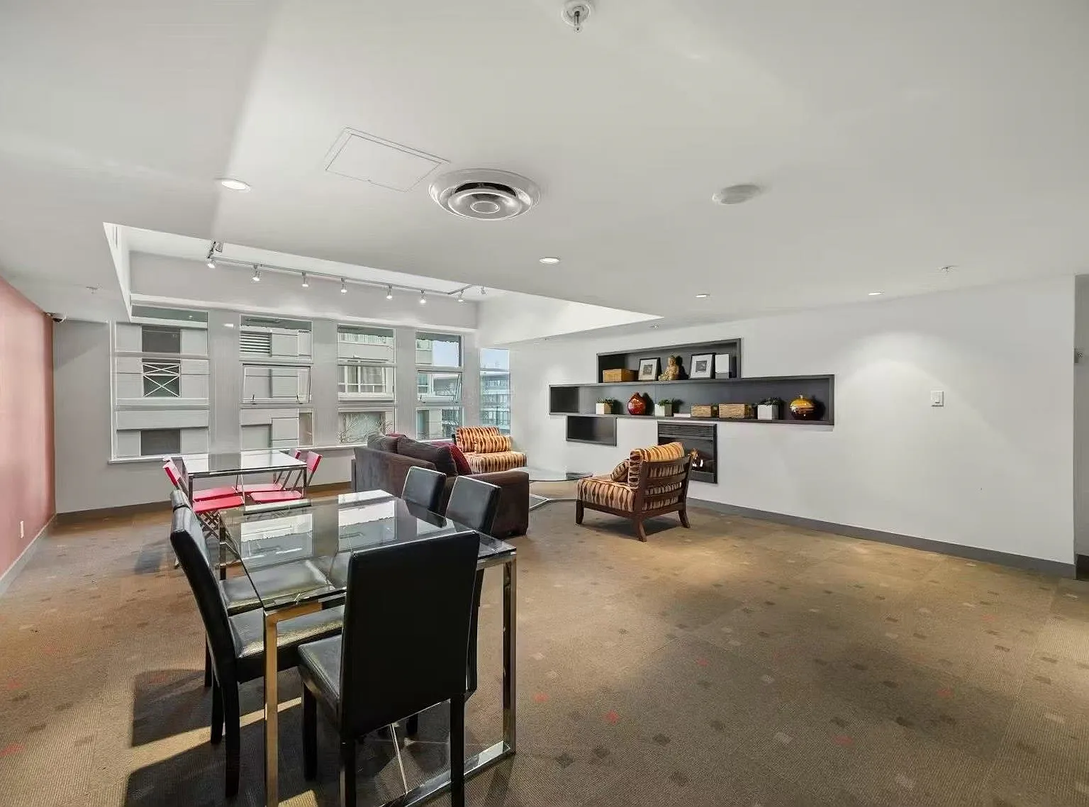 Studio, 830 sqft, $2,600 — Photo 2