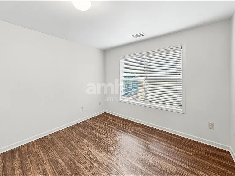 243 Royal Crescent Ter — Photo 15