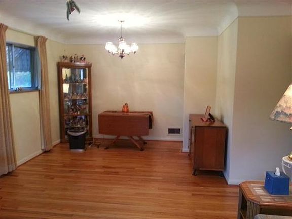 3rd image of 360 Glen Oaks Dr
