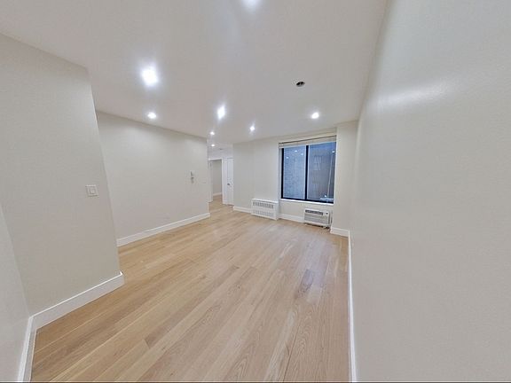 3rd image of 114 E 40th St #3DD
