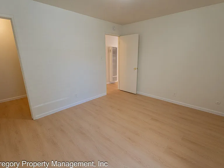 1525 Schiller — Photo 11