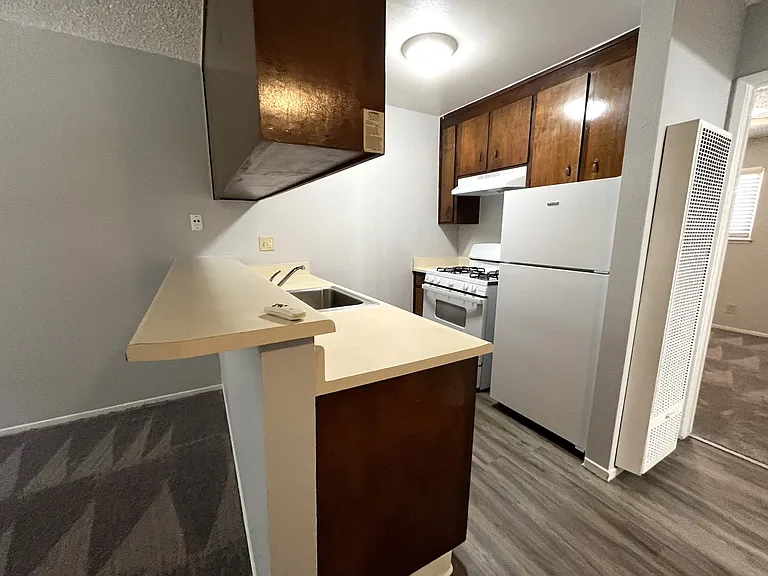 330 W Acacia Street — Photo 13