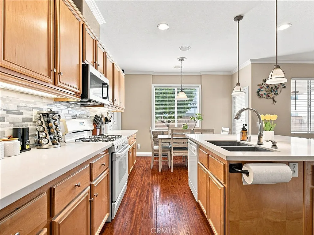 4 bed, 2.5 bath, 2004 sqft, $3,900 — Photo 3