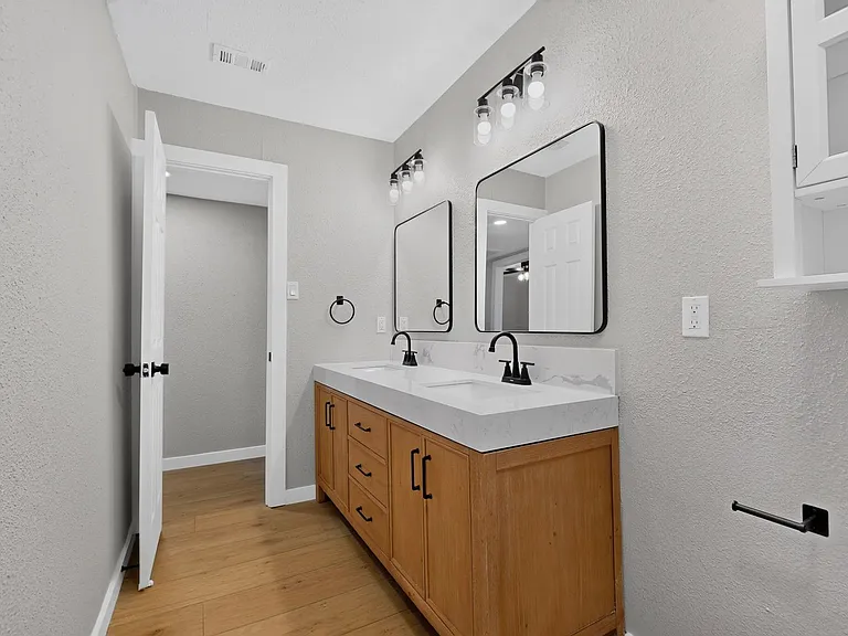 2308 Chamberlain Dr — Photo 30