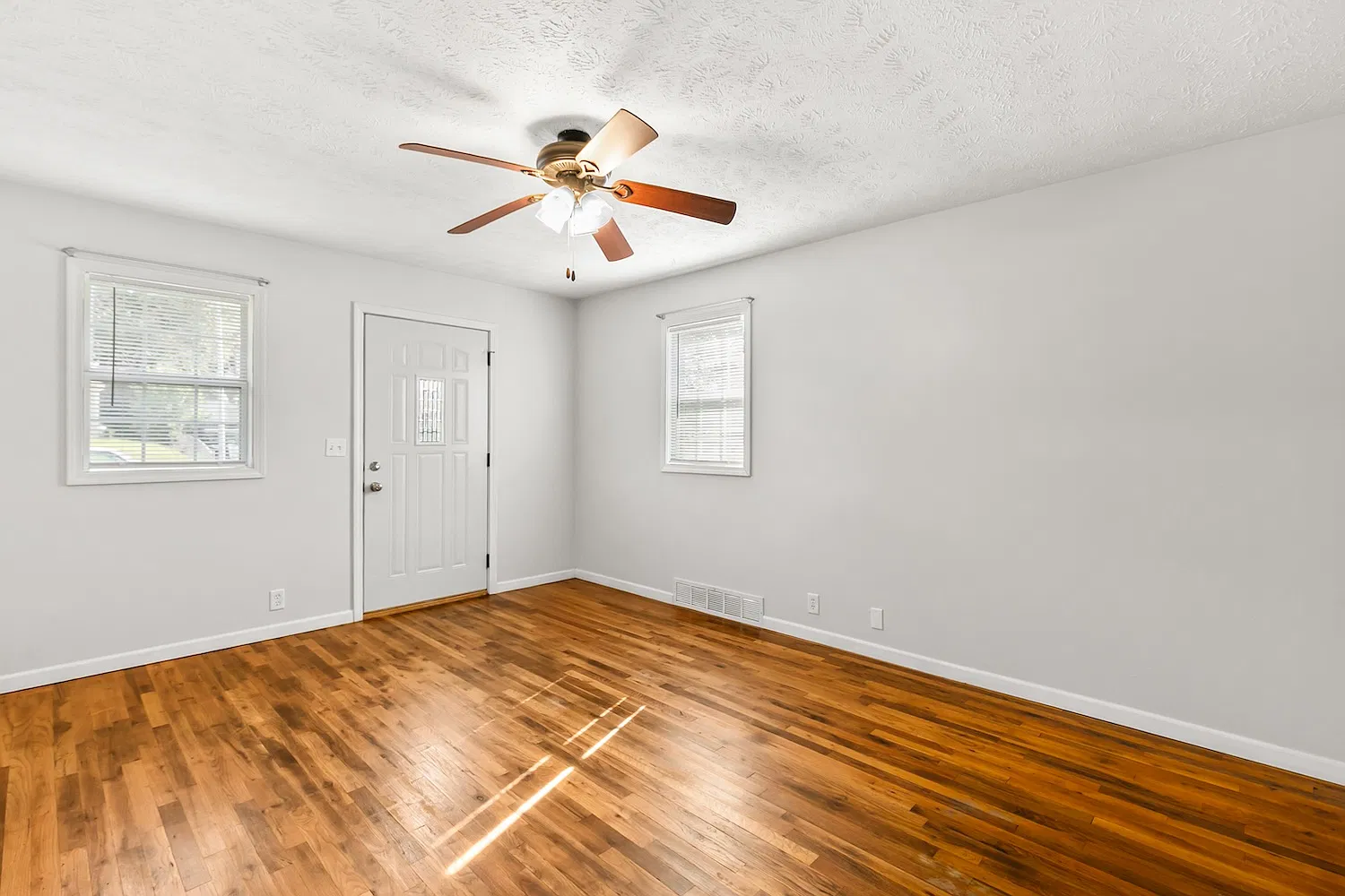 3 bed, 1000 sqft, $1,650 — Photo 4