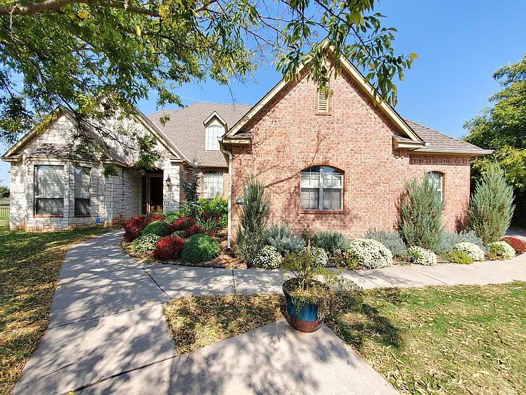 3341 Heritage Green Cir — Photo 1