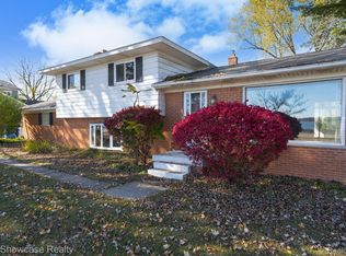 5274 Cooley Lake Rd, Waterford, MI 48327