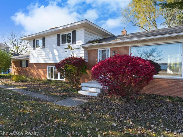 5274 Cooley Lake Rd, Waterford, MI 48327