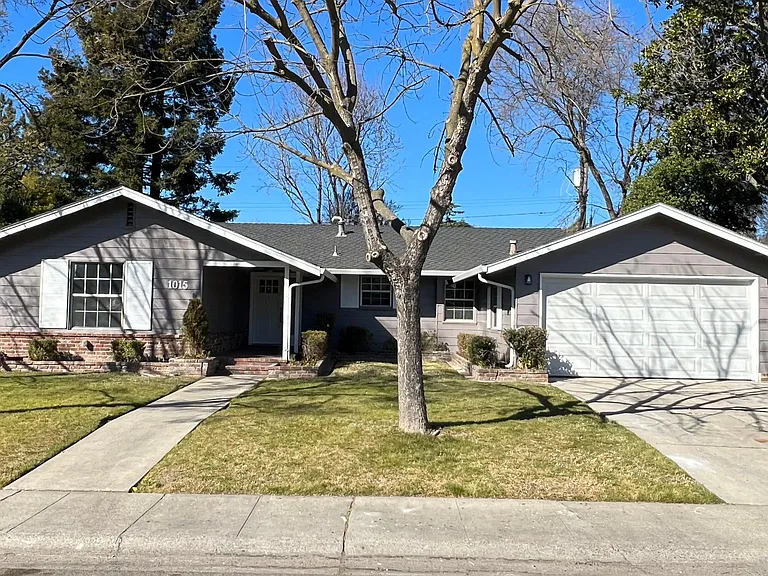 1015 Cameron Way — Photo 1