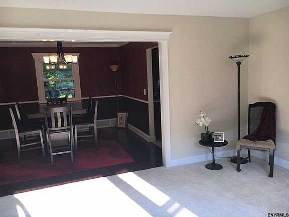 5th image of 8 Cranberry Ln
