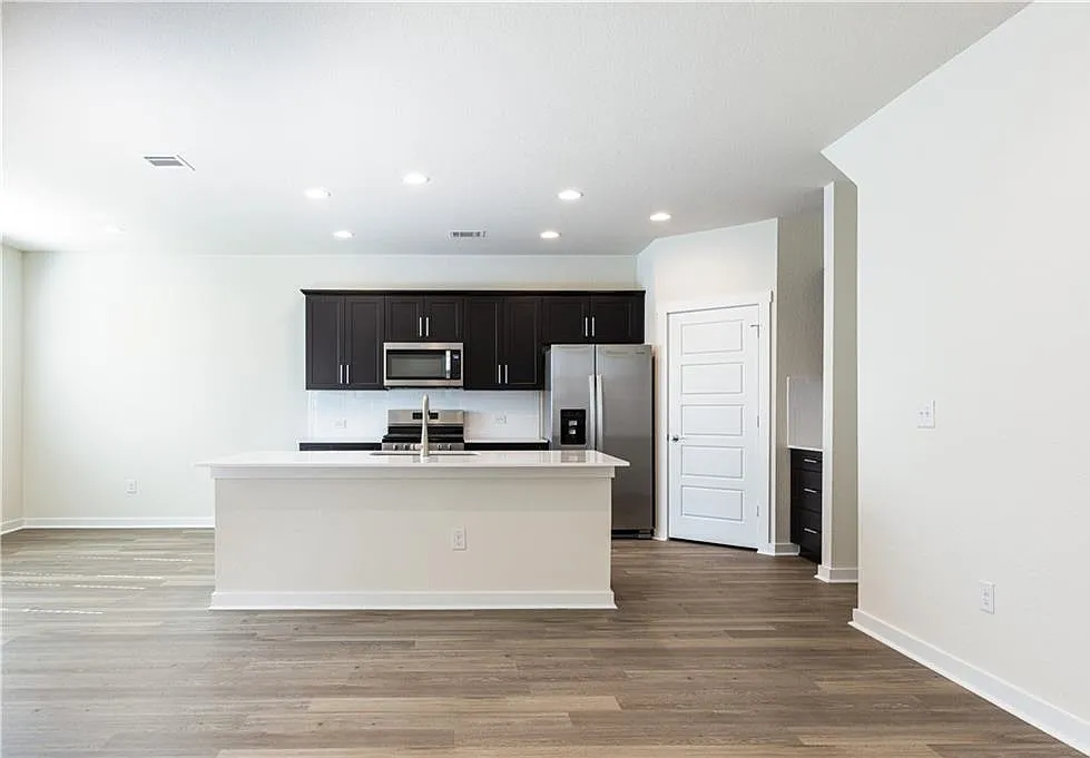 3 bed, 2.5 bath, 1914 sqft, $1,995 — Photo 4