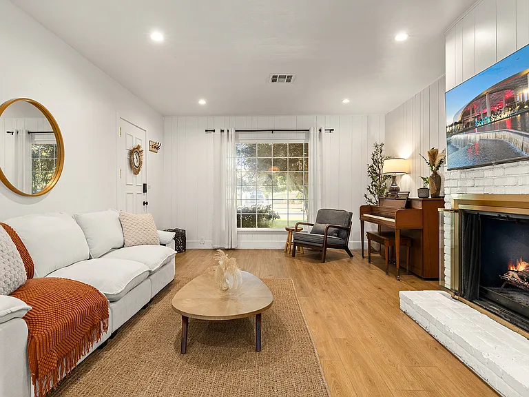 11008 Mansel Ave — Photo 9