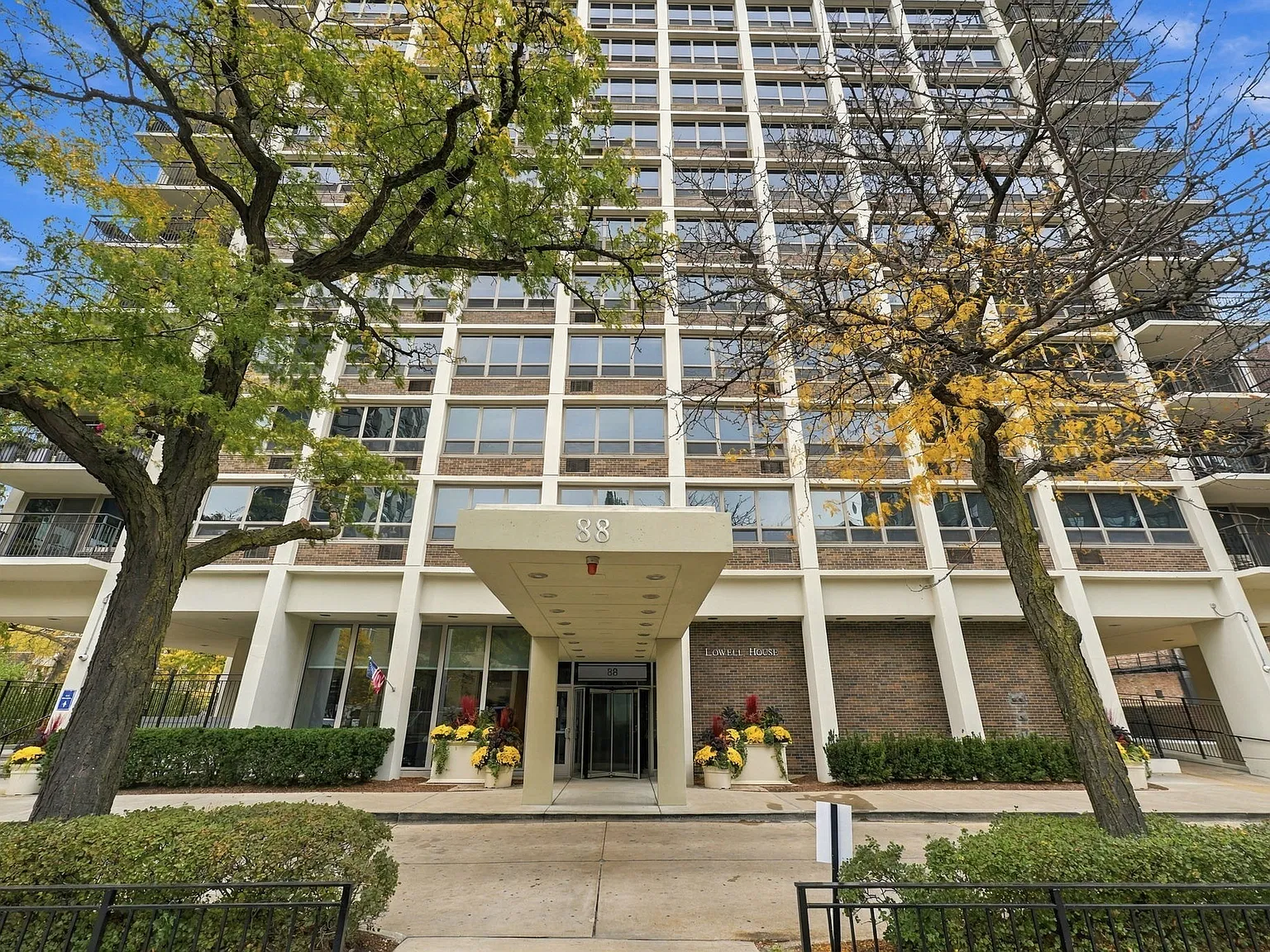 88 W Schiller St — Photo 1