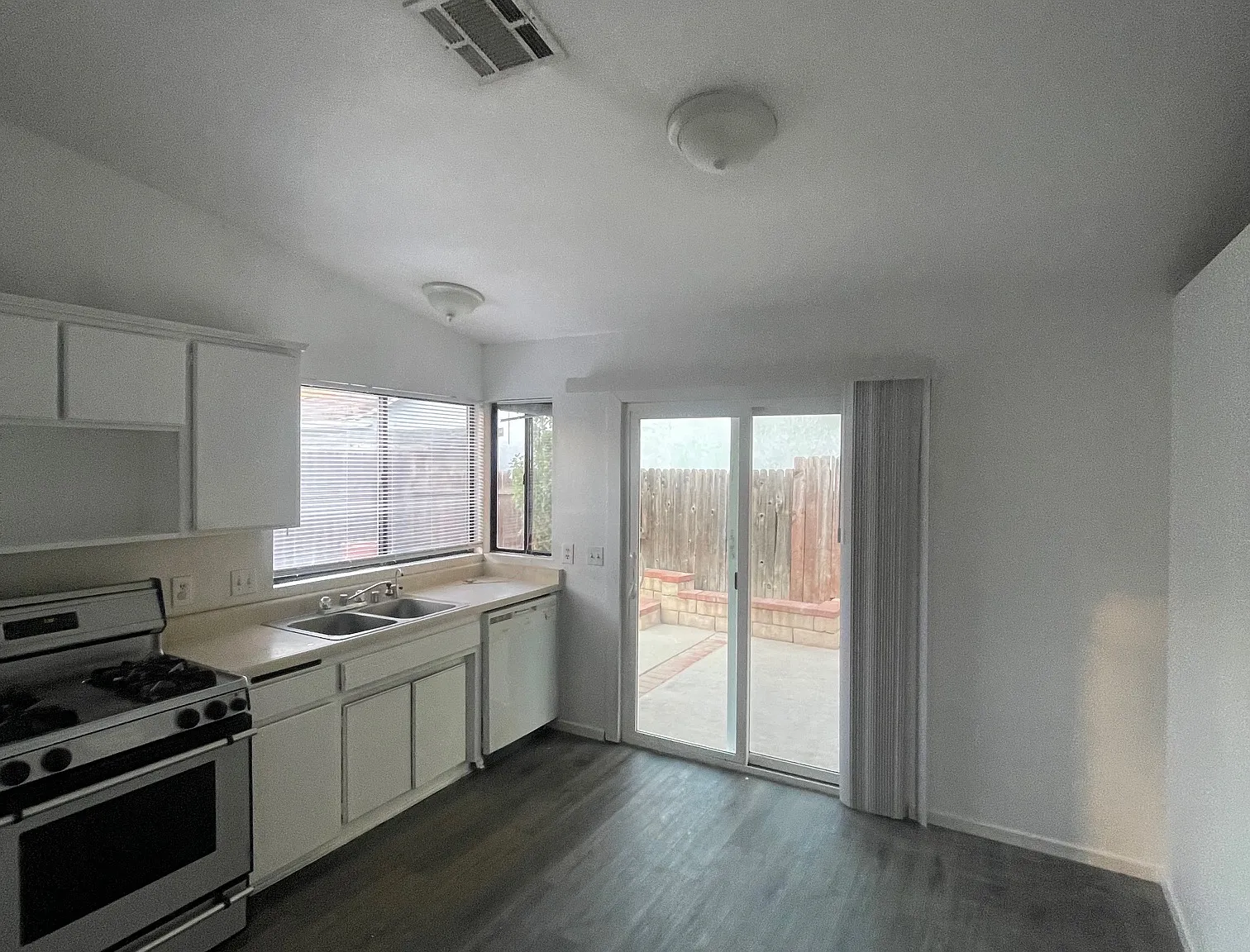 2 bed, 975 sqft, $2,500 — Photo 4