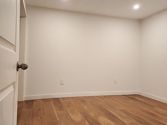 3rd image of 23 Irwin Rd #Basement
