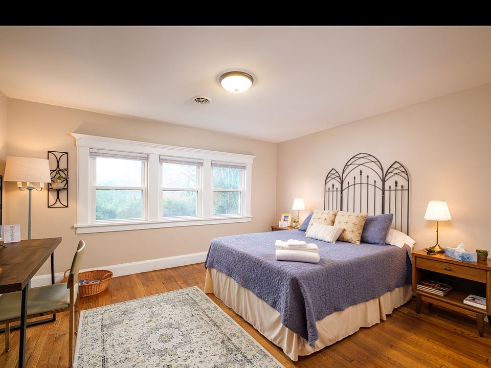 2nd image of 165 New York Ave