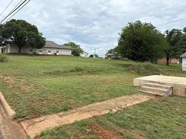 1001 W Main St, Llano, TX 78643