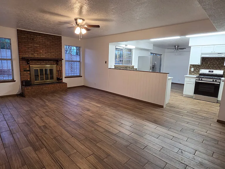 9812 Lona Ln NE — Photo 2
