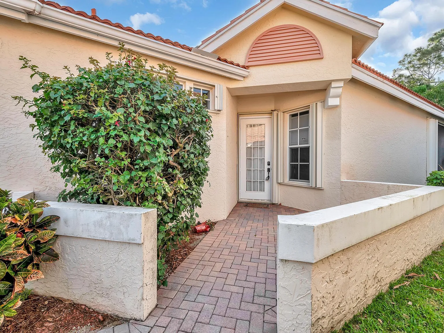 3 bed, 2.0 bath, 1672 sqft, $2,500 — Photo 2