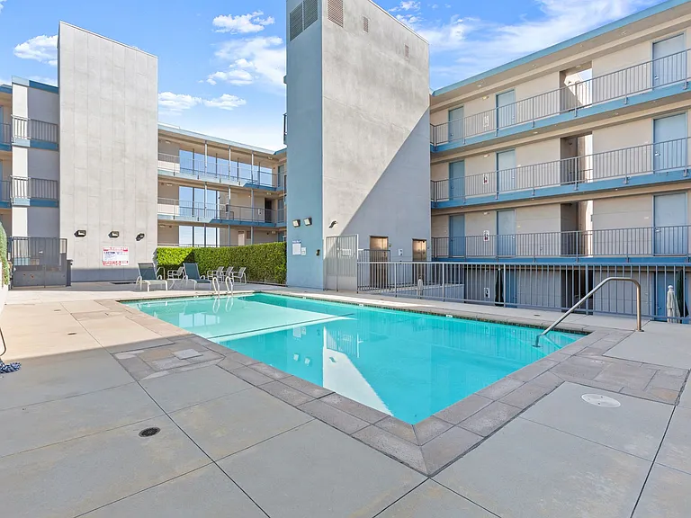 Aqua Courtyard Suites — Photo 6