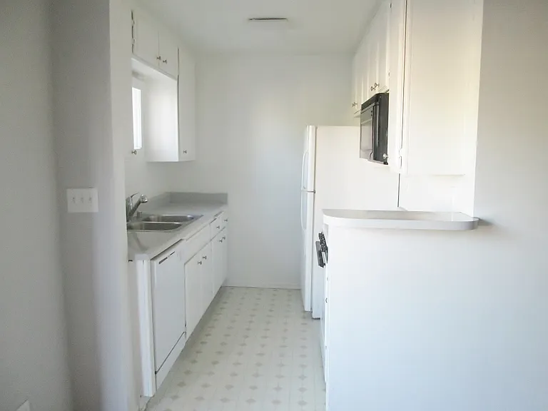 Lido Apartments - 3745 Glendon Ave — Photo 16