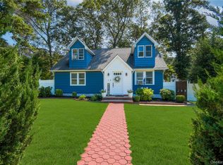 7 Hazel St, Rocky Point, NY 11778