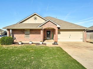 605 S Hillcrest Court Ln, Mustang, OK 73064