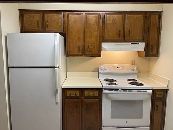4th image of 8 Wooddale Dr APT A
