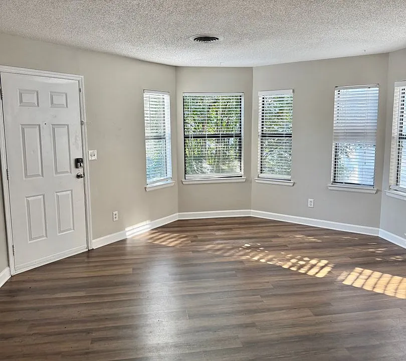 415 W 10th St