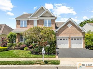 8 Tamarack Rd, Monroe Township, NJ 08831