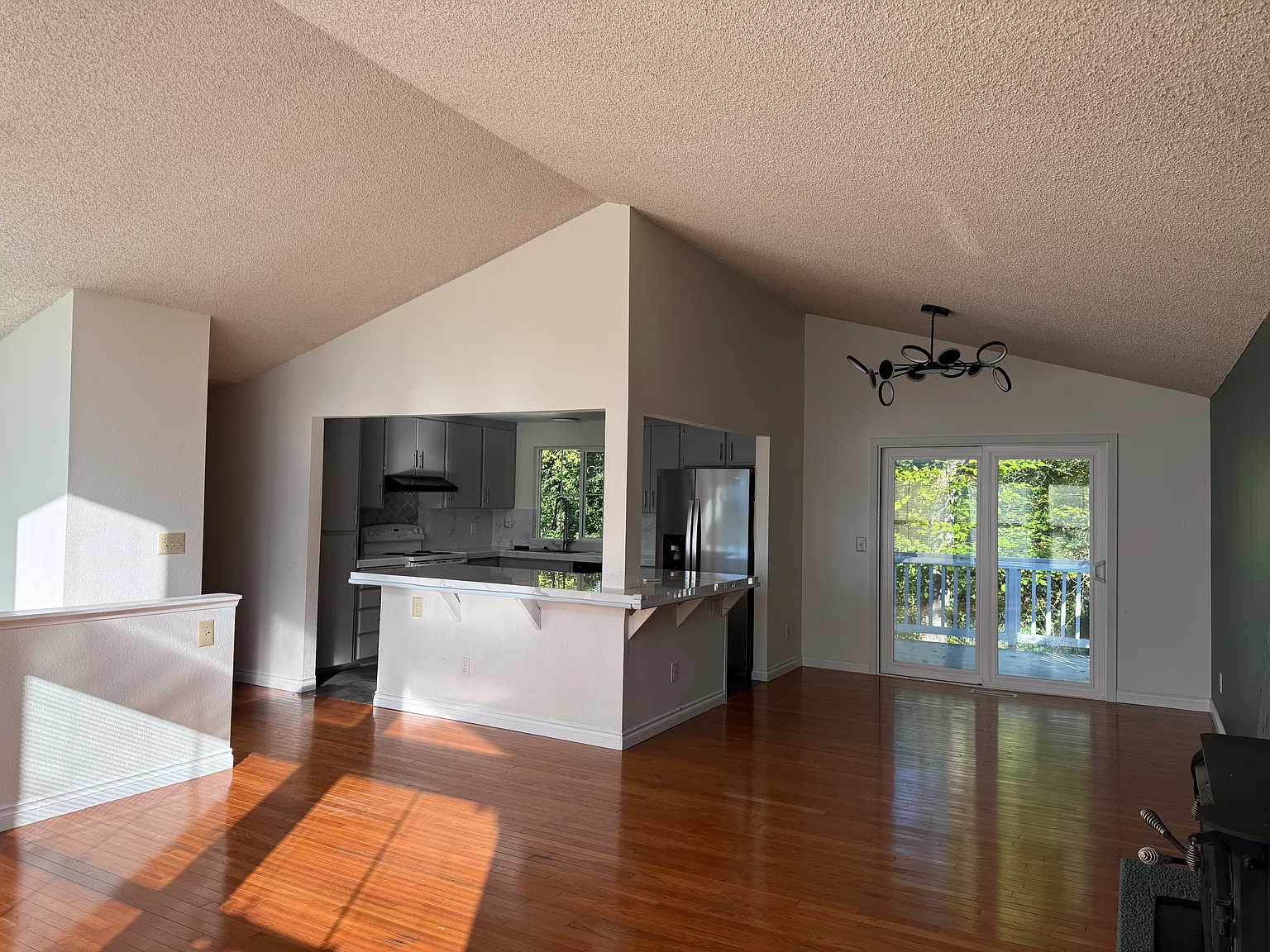3 bed, 1300 sqft, $3,000 — Photo 3