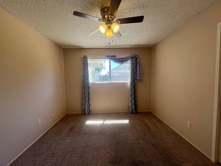 902 Oakwood St — Photo 11